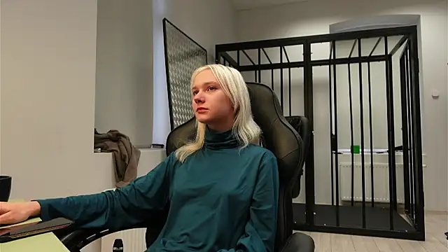 Laura Chaplin online show from 09-27-25, 05:46