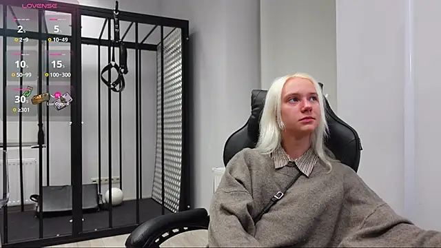 Laura Chaplin online show from 11-12-25, 05:39