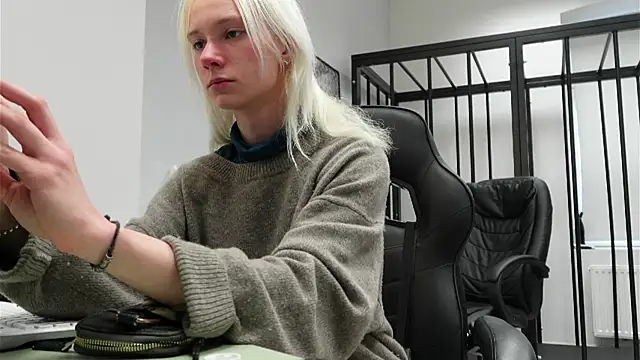 Laura Chaplin online show from 09-30-25, 01:39