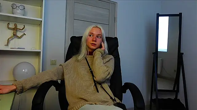 Laura Chaplin online show from 09-24-25, 02:23