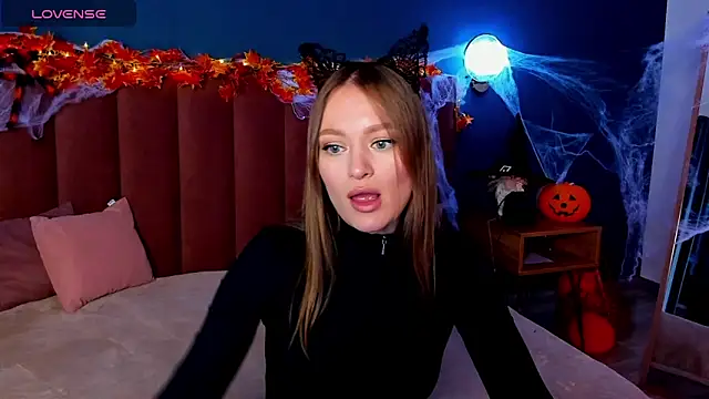 EvelynPoole online show from 10-24-25, 01:37