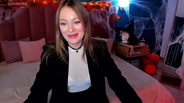 EvelynPoole online show from 10-21-25, 01:38