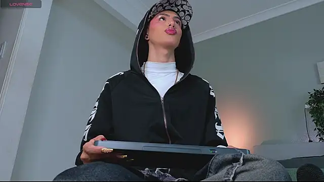 Nickifox   online show from 10-08-25, 07:36