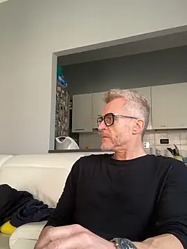 Axl hot online show from 03-12-26, 11:47