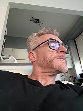 Axl hot online show from 04-05-26, 10:33