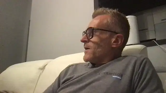 Axl hot online show from 11-15-25, 08:57