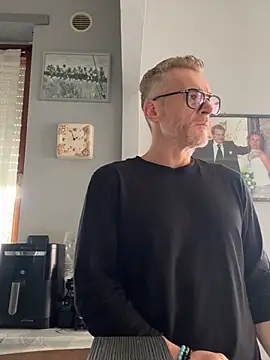 Axl hot online show from 03-06-26, 01:06