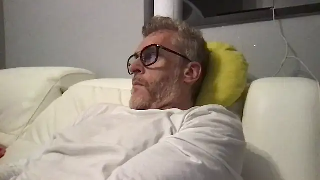 Axl hot online show from 04-16-26, 09:37