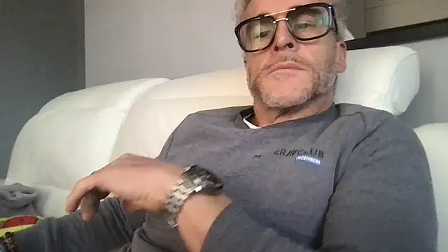 Axl hot online show from 02-23-26, 02:17