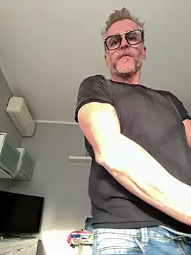 Axl hot online show from 04-10-26, 05:09