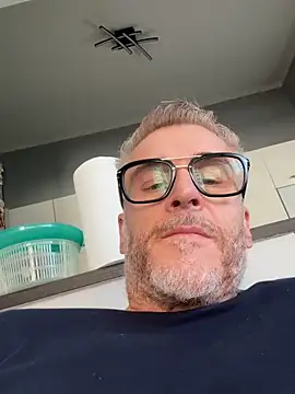 Axl hot online show from 03-29-26, 01:46