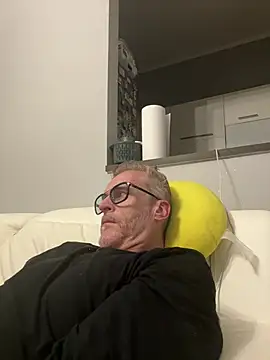 Axl hot online show from 04-04-26, 09:43