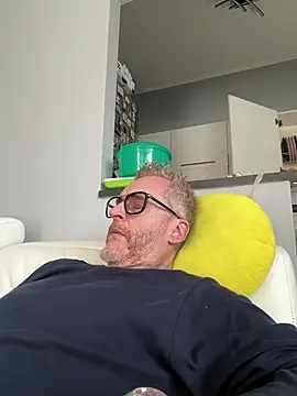 Axl hot online show from 03-28-26, 01:34