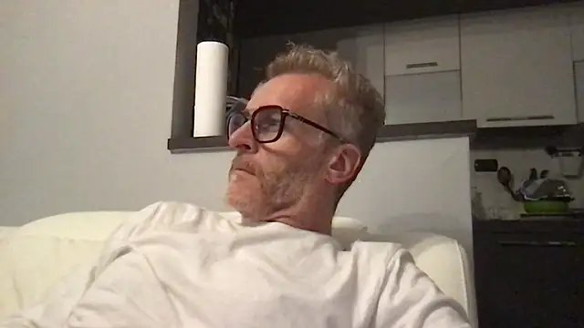 Axl hot online show from 04-08-26, 09:16