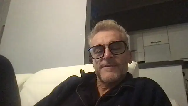 Axl hot online show from 12-04-25, 08:19