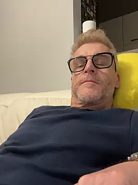 Axl hot online show from 03-13-26, 10:37