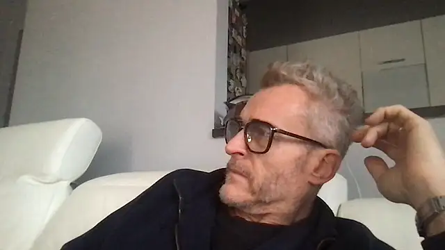 Axl hot online show from 01-10-26, 02:12