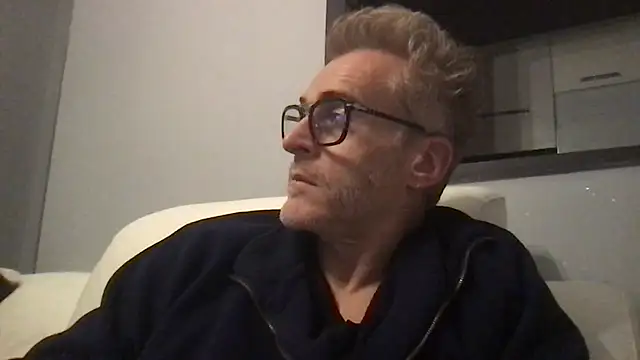 Axl hot online show from 02-05-26, 12:17