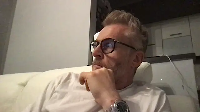 Axl hot online show from 04-12-26, 06:22