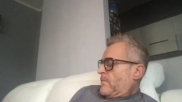 Axl hot online show from 11-23-25, 12:04