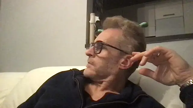 Axl hot online show from 02-10-26, 08:08