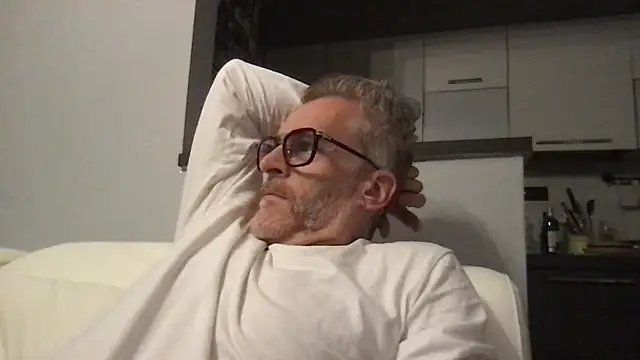 Axl hot online show from 04-11-26, 08:56