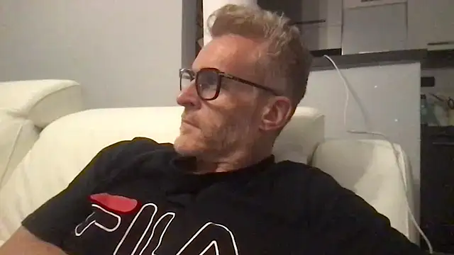 Axl hot online show from 05-08-26, 10:35