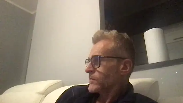 Axl hot online show from 11-28-25, 08:31