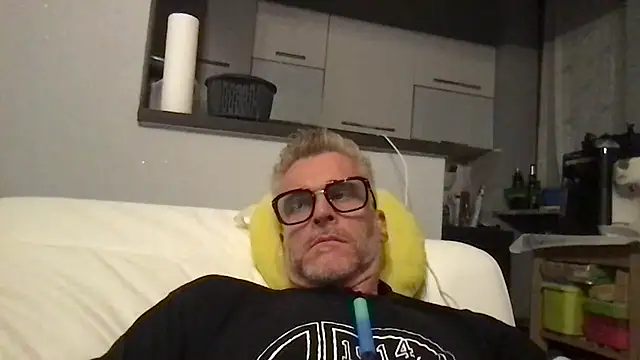 Axl hot online show from 06-14-26, 08:21