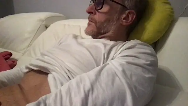 Axl hot online show from 04-16-26, 09:39