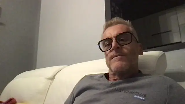 Axl hot online show from 11-04-25, 05:28