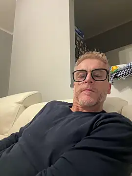 Axl hot online show from 03-16-26, 08:44