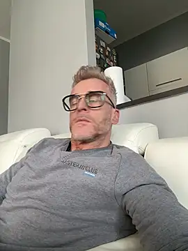 Axl hot online show from 03-04-26, 01:08