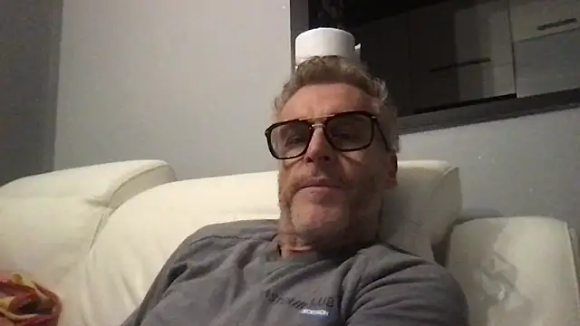 Axl hot online show from 02-12-26, 09:36