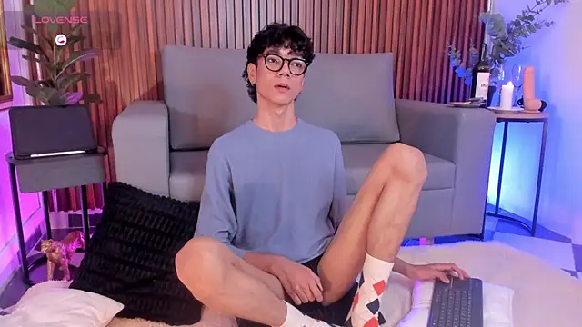 Snapshot of Phillicious__ chatting on 02-14-26, 10:54 Phillicious online show from 02-14-26, 10:54