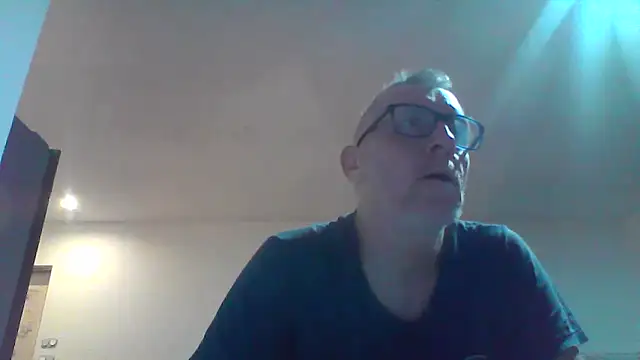 Snapshot of davv28 chatting on 10-17-25, 01:31 davv28 online show from 10-17-25, 01:31