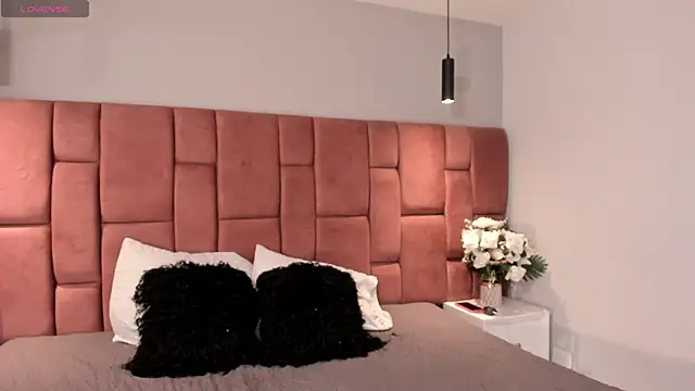 Snapshot of AlannaJonnes chatting on 02-18-26, 12:01 AlannaJonnes online show from 02-18-26, 12:01