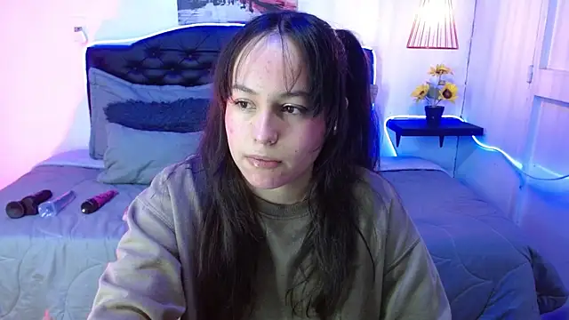 Snapshot of Eymmy_24 chatting on 09-22-25, 03:23 Eymmy 24 online show from 09-22-25, 03:23