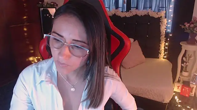 Snapshot of Sofia-mel chatting on 10-15-25, 02:47 Sofia-mel online show from 10-15-25, 02:47