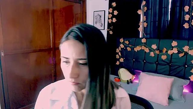 Snapshot of Sofia-mel chatting on 09-20-25, 10:04 Sofia-mel online show from 09-20-25, 10:04