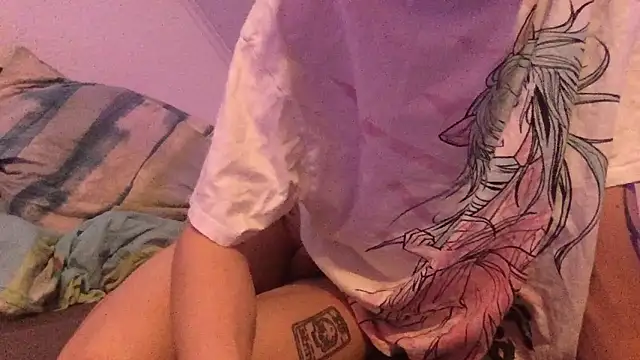 Snapshot of TwinklustbyEmi chatting on 12-18-25, 04:00 TwinklustbyEmi online show from 12-18-25, 04:00