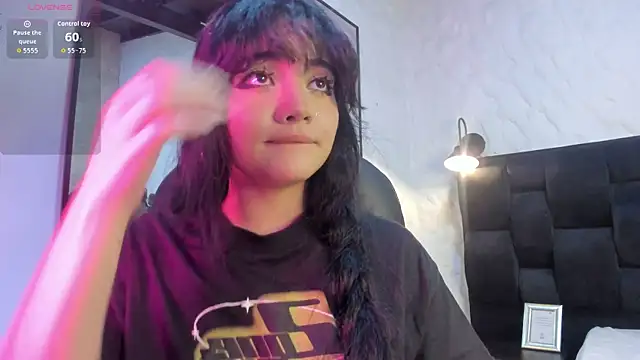 Snapshot of Darky_Doll chatting on 12-15-25, 01:44 Darky Doll online show from 12-15-25, 01:44