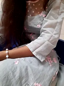 Snapshot of Aarti-kumri chatting on 10-11-25, 05:30 Aarti-kumri online show from 10-11-25, 05:30