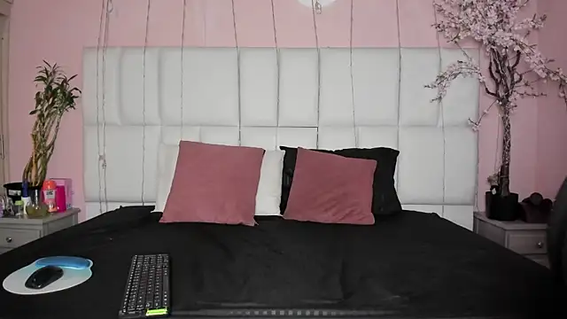 sofiagomez   online show from 09-12-25, 07:13