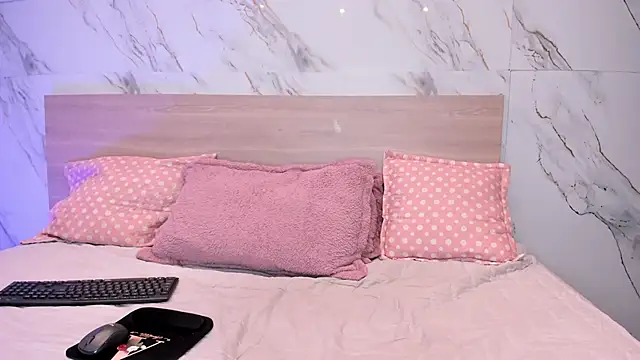 sofiagomez   online show from 11-17-25, 07:29