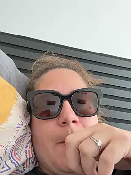 Snapshot of melanie75020 chatting on 09-13-25, 01:44 melanie75020 online show from 09-13-25, 01:44