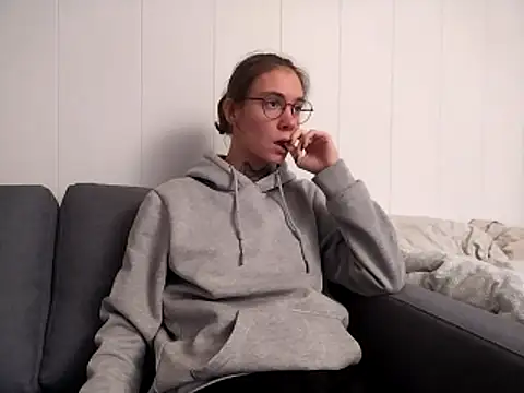 HoneySquirrel online show from 10-28-25, 04:06