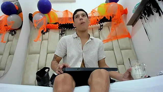 ZafiroAndFlynn online show from 10-25-25, 07:36