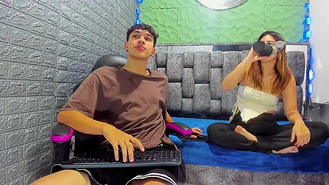 ChanellandMax online show from 12-19-25, 01:46