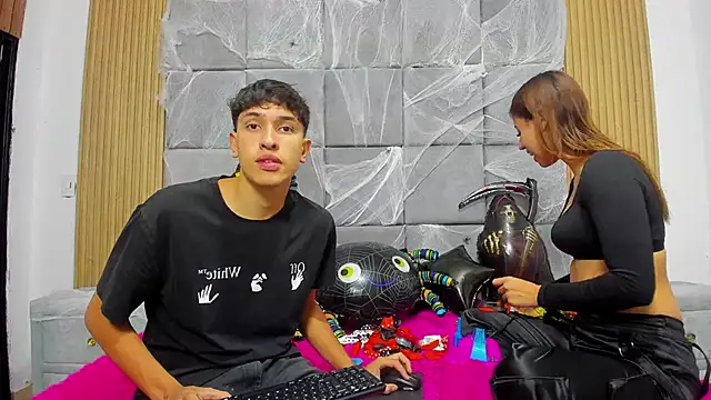 ChanellandMax online show from 10-22-25, 01:10